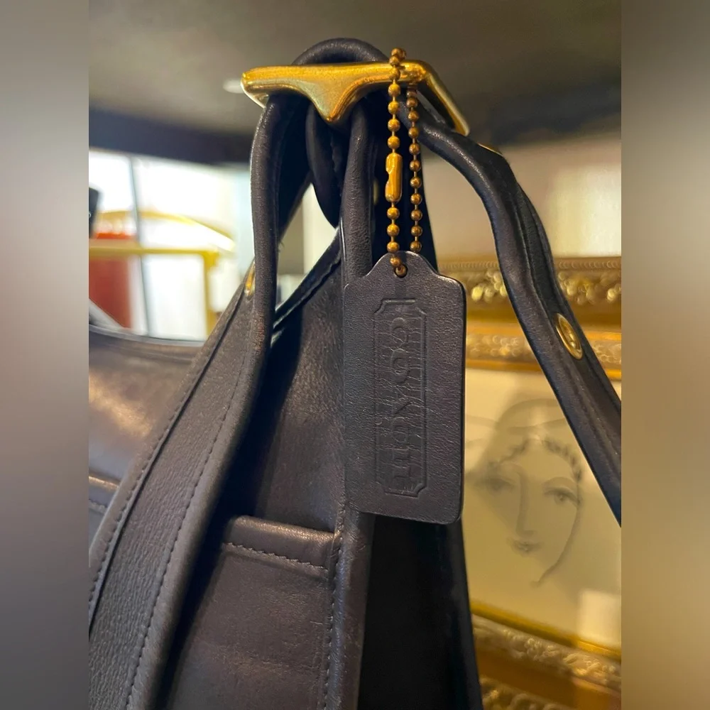 Coach vintage legacy zip bag in black leather with gold tone hardware in EUC - Picture 12 of 13